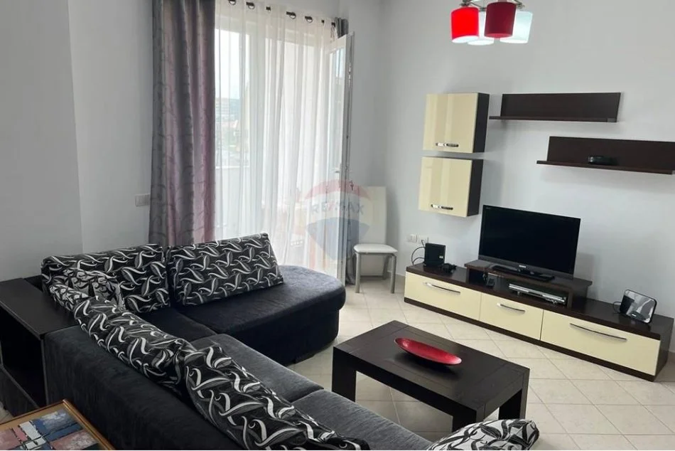 Tirane, jepet me qera apartament 2+1 , 500 € (Ali Demi)