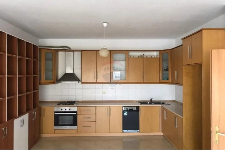 jepet me qera apartament 2+1 , 116 m² 600 € (Komuna e Parisit)