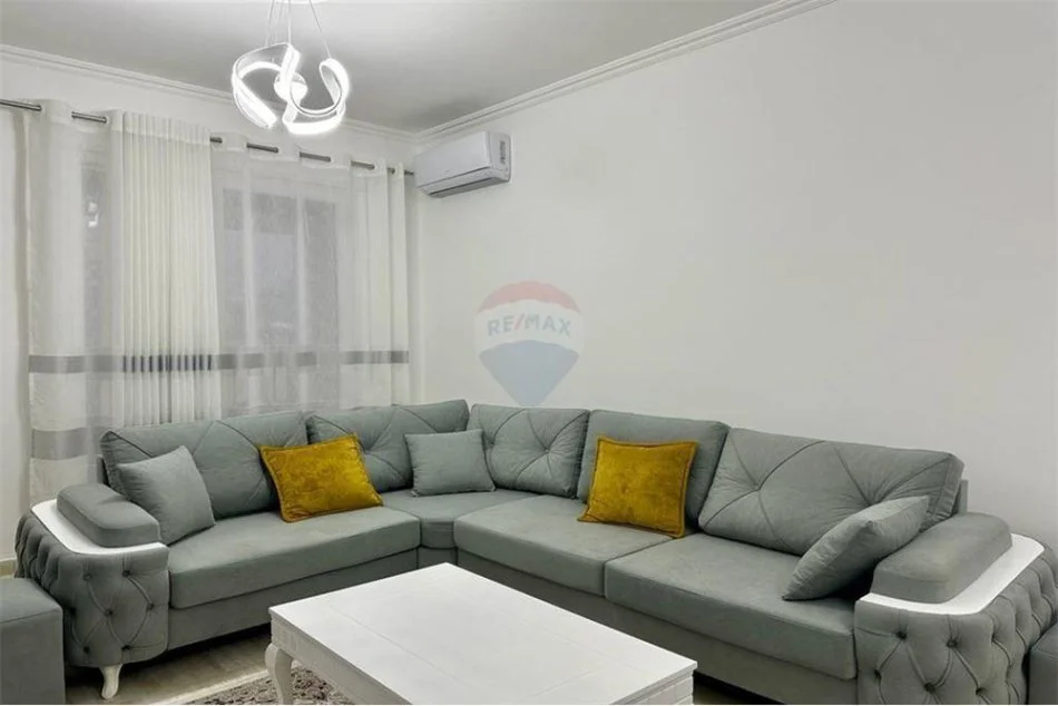 Tirane, jepet me qera apartament 2+1 , 600 € (Fusha e Aviacionit)