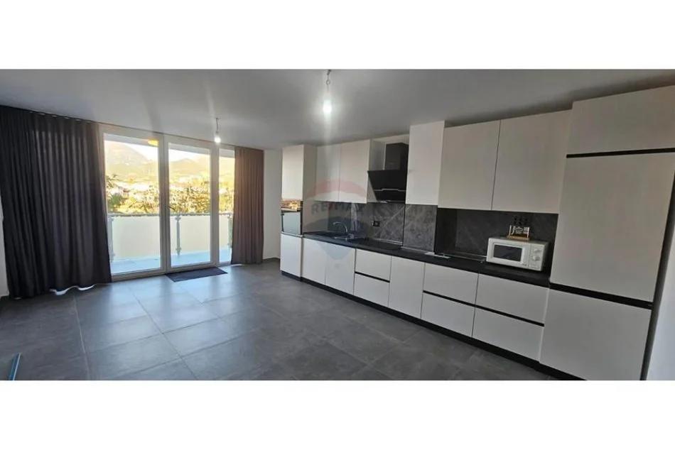 Tirane, jepet me qera apartament 1+1 , 500 € (Kinostudio)