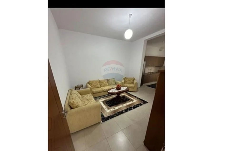 Tirane, jepet me qera apartament 1+1 , 350 € (Kinostudio)