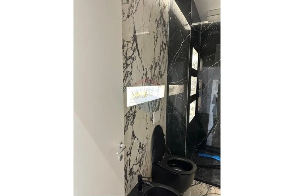 Tirane, jepet me qera 2+1+Ballkon , 120 m² 1.500 € (Rruga e Kavajes)