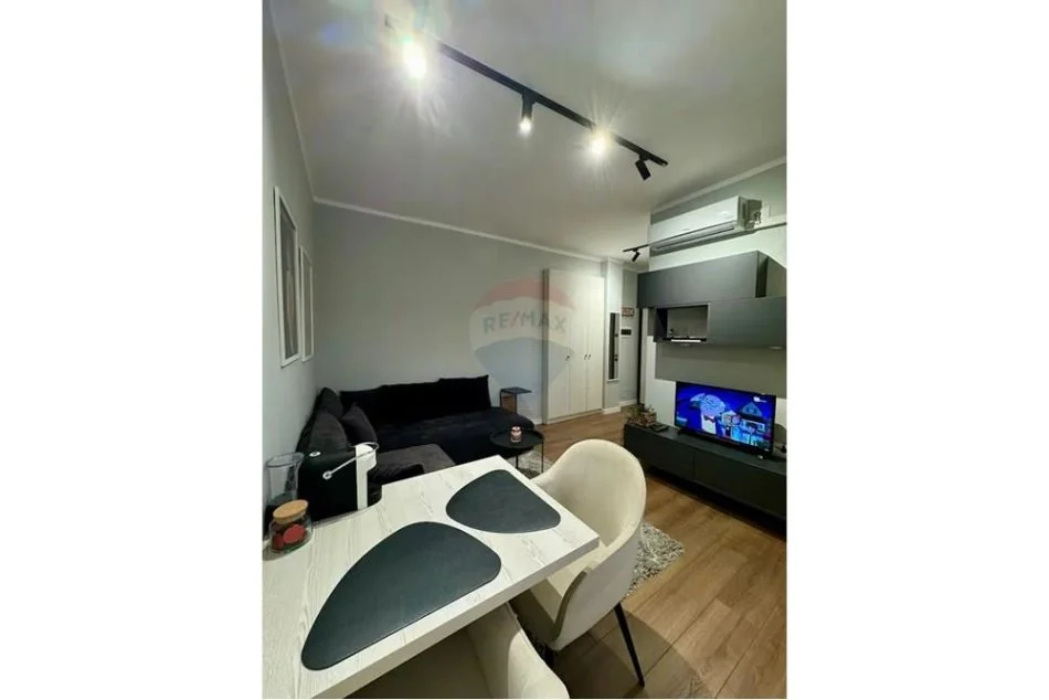 Tirane, jepet me qera apartament 1+1 Kati 8, 55 m² 550 € (Bulevardi Zogu I)