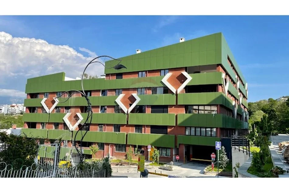 Tirane, jepet me qera apartament duplex , 800 € 