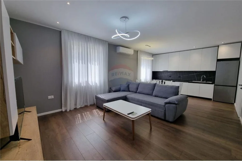Tirane, jepet me qera apartament 2+1 , 800 € (Vasil Shanto)