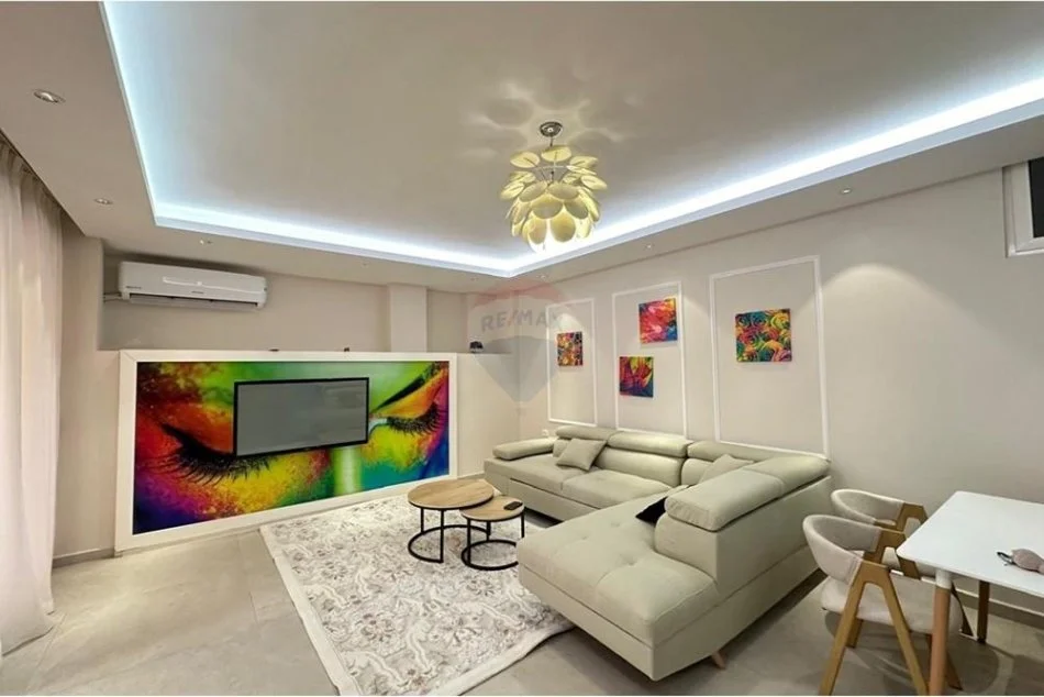 Tirane, jepet me qera apartament 1+1 , 400 € (Sauk)