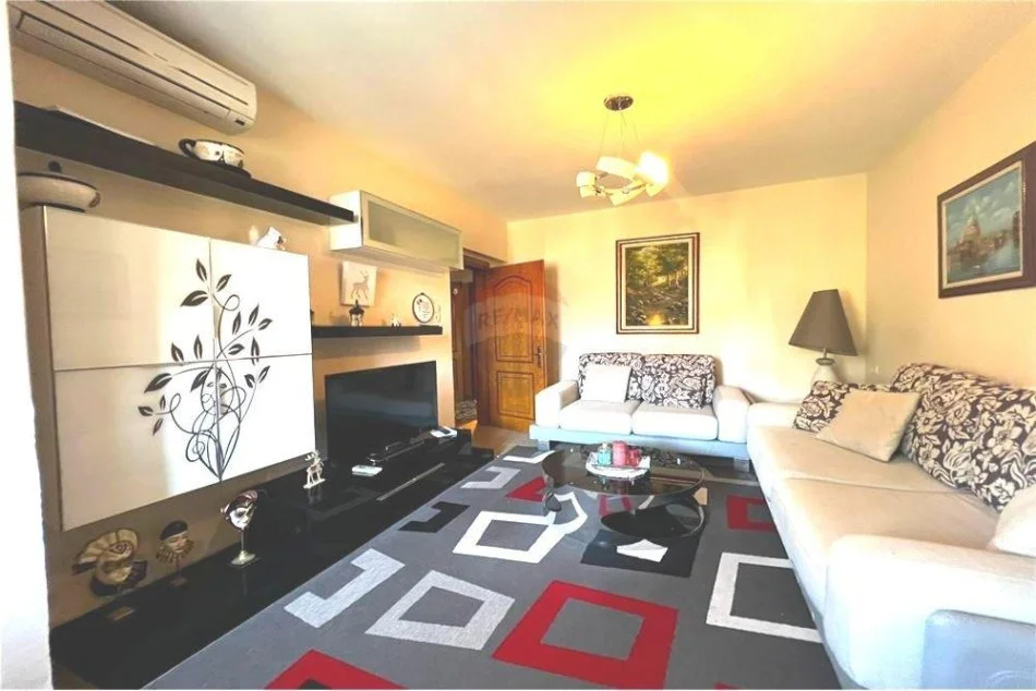 Tirane, jepet me qera apartament 2+1 , 500 € (Restorant Durresi)
