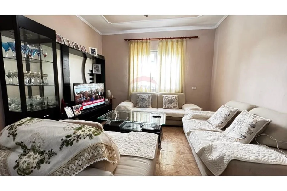 Tirane, jepet me qera apartament 2+1 , 500 € (Tregu Elektrik)