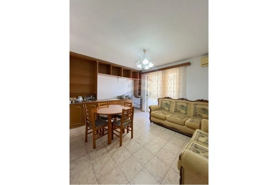 Tirane, jepet me qera apartament 3+1 , 450 € (Selvia)