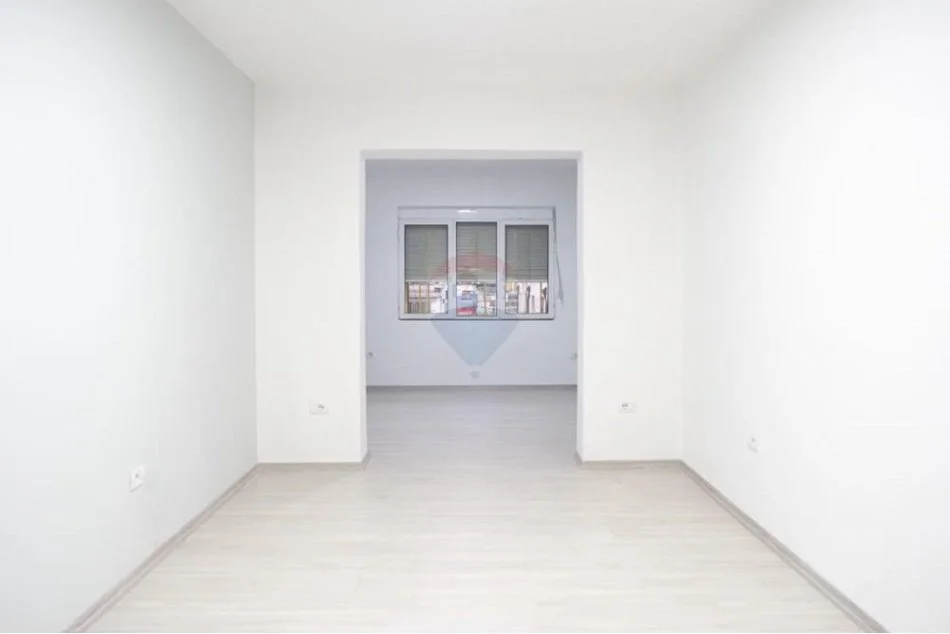 Tirane, jepet me qera ambjent biznesi , 1.000 € (Sheshi Wilson)