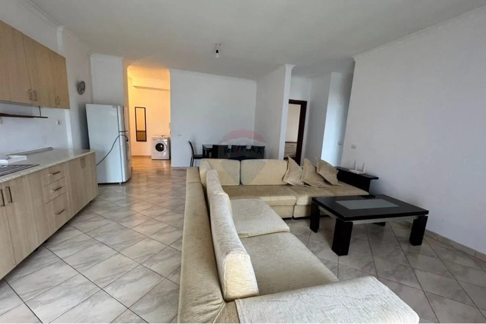 Tirane, jepet me qera apartament 2+1 , 500 € (Komuna e Parisit)