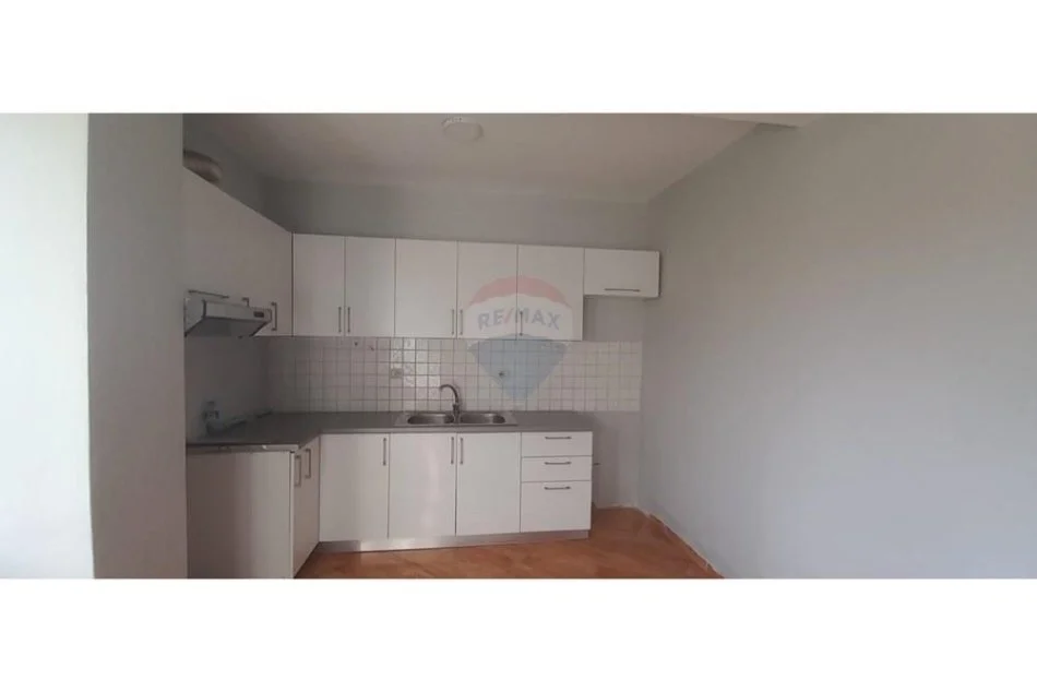 Tirane, jepet me qera apartament 2+1 , 400 € (Brryli)