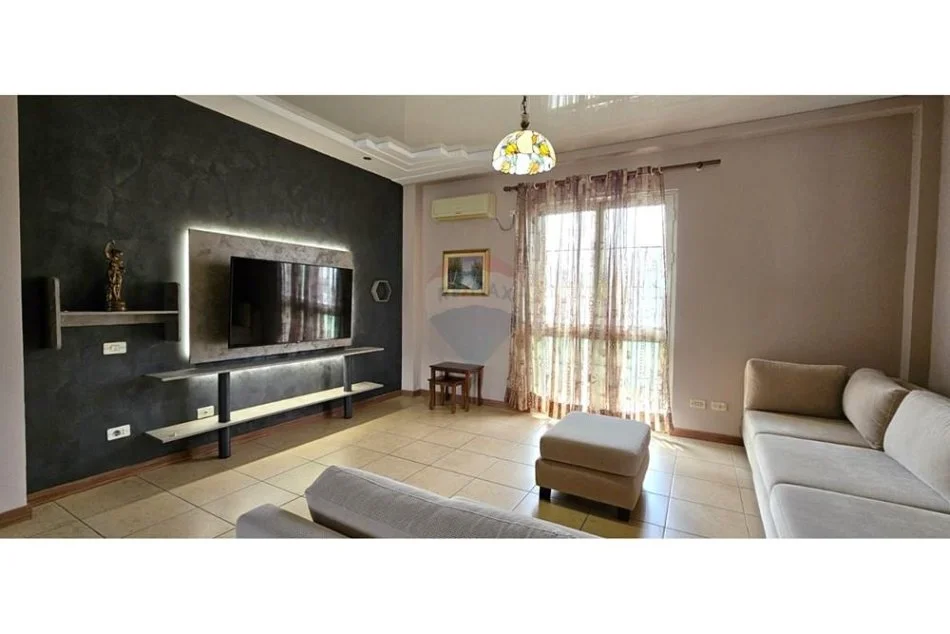 Tirane, jepet me qera apartament 2+1 , 750 € (Qender)