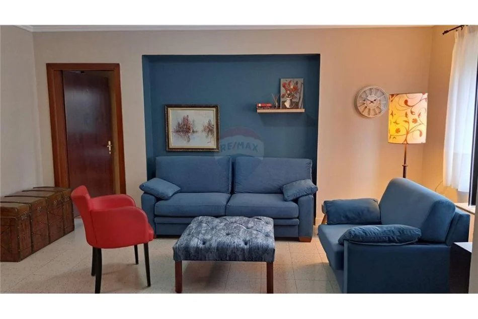 Tirane, jepet me qera apartament 1+1 , 550 € (Qender)