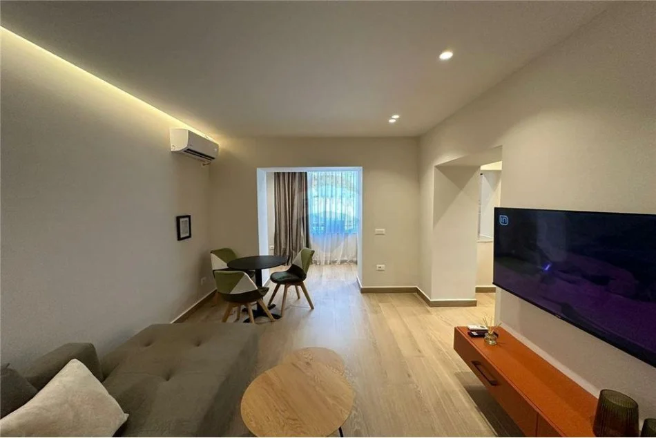 Tirane, jepet me qera apartament 1+1 , 550 € (Medreseja)