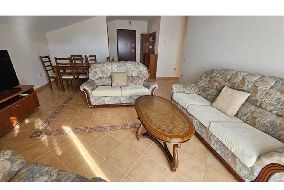 Tirane, jepet me qera apartament 2+1 , 400 € (Brryli)