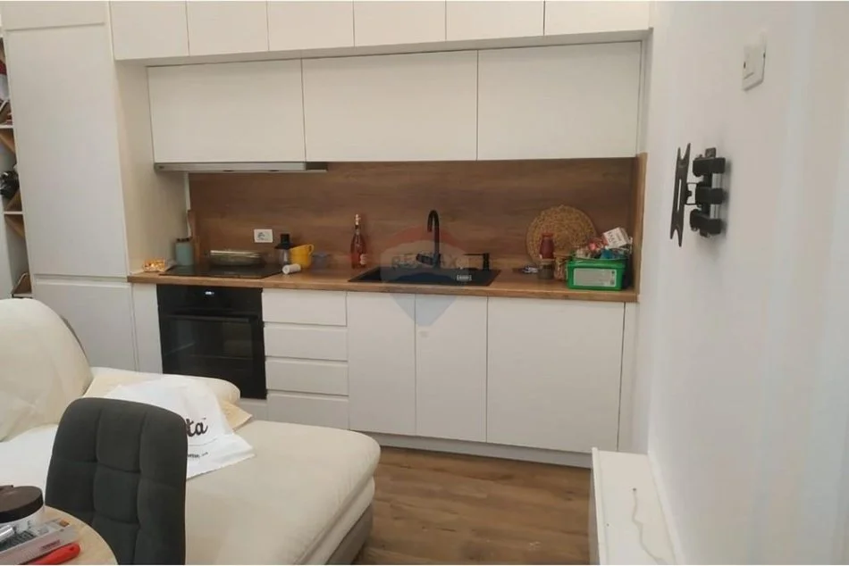 Tirane, jepet me qera apartament 1+1 , 450 € (Siri Kodra)