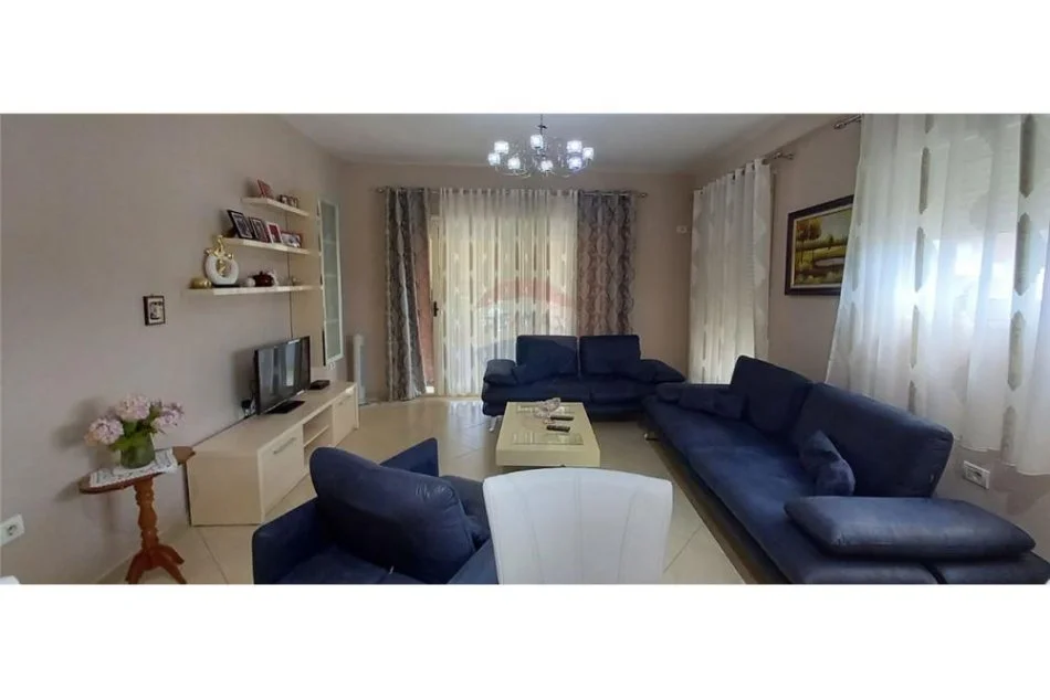Tirane, jepet me qera apartament 1+1 , 500 € (Ali Demi)