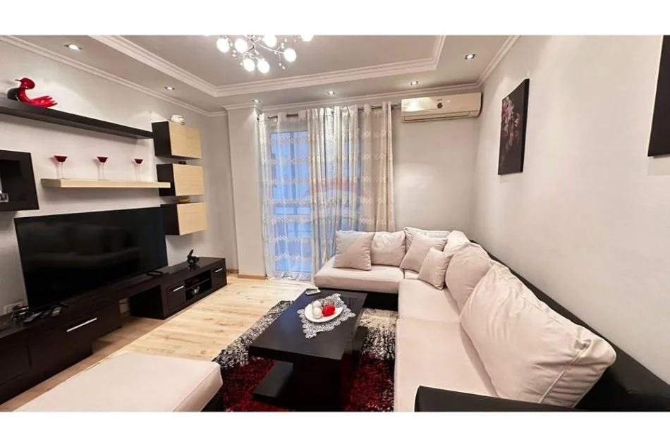 Tirane, jepet me qera apartament 2+1 , 700 € (Kodra e Diellit)