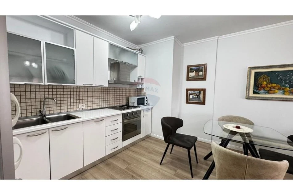 Tirane, jepet me qera apartament 1+1 , 75 m² 720 € (Liceu Artistik)