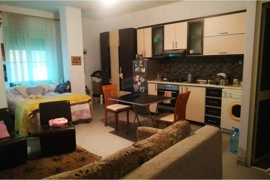Tirane, jepet me qera apartament , 350 € (Rruga e Durresit)