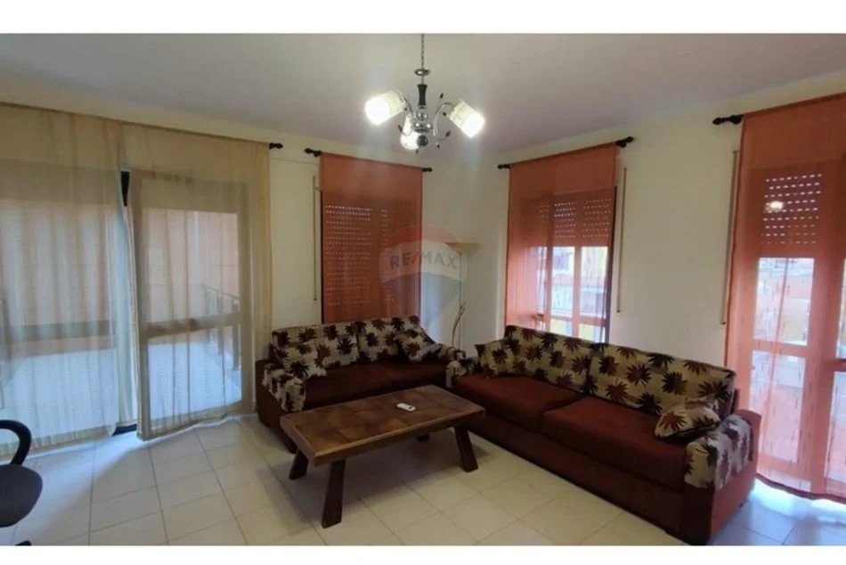 Tirane, jepet me qera apartament 2+1 , 550 € (Pazari i Ri)