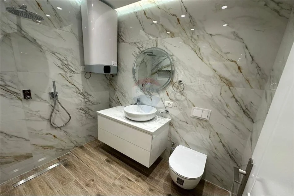 Tirane, jepet me qera apartament 2+1+Ballkon Kati 5, 110 m² 1.200 € (Rruga e Kosovareve)