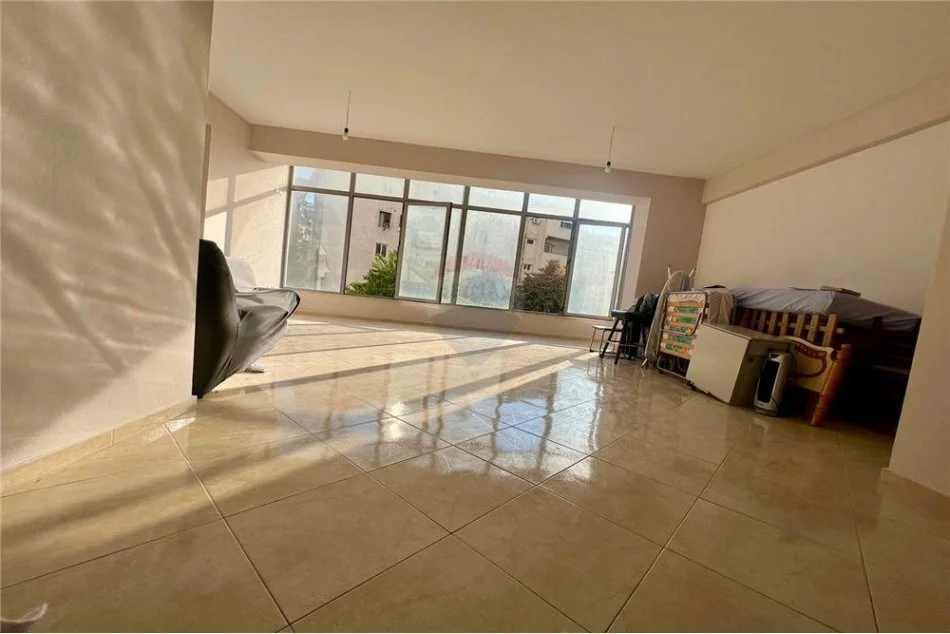 Vlore, jepet me qera dyqan Kati 2, 60 m² 220 € (Rr.Fejzo Mema, Vlore)