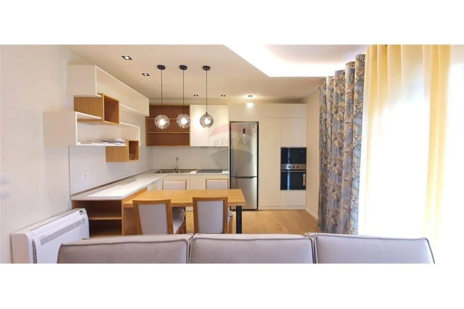 Tirane, jepet me qera apartament 1+1 Kati 5, 65 m² 800 € (Rruga e Barrikadave - Qendër,)