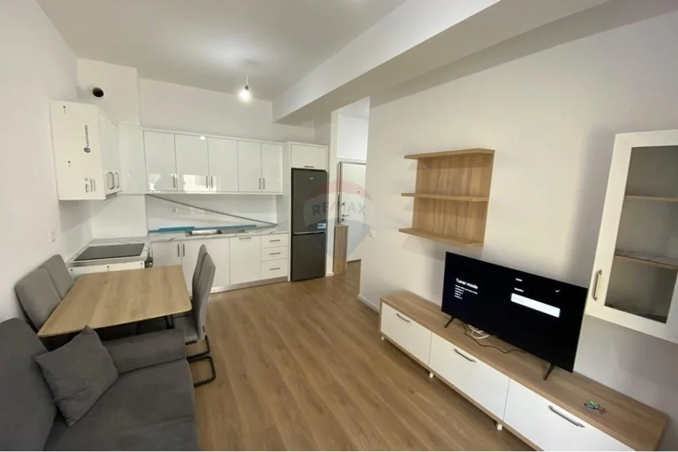 Tirane, jepet me qera apartament 1+1 Kati 7, 65 m² 400 € (Ali Demi,)