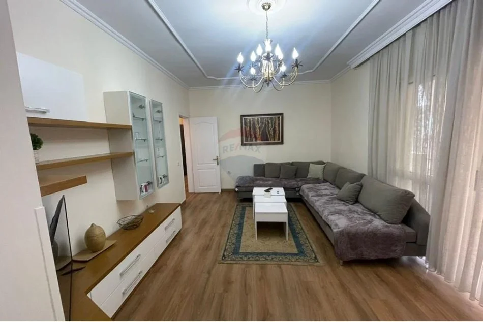 Tirane, jepet me qera apartament 2+1 Kati 4, 88 m² 600 € (Pazari i Ri)