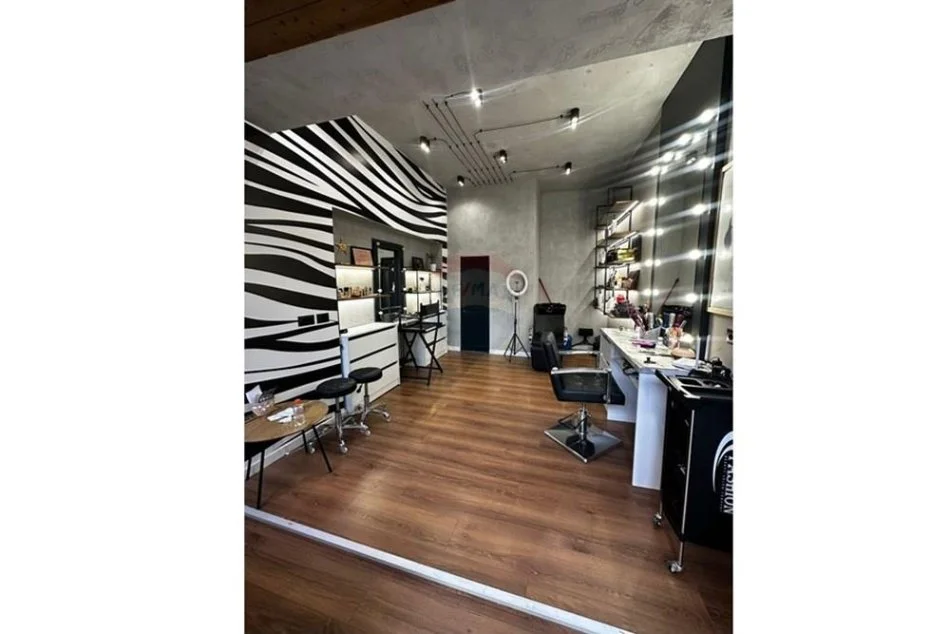 Tirane, jepet me qera dyqan Kati 0, 40 m² 370 € (vasil shanto)