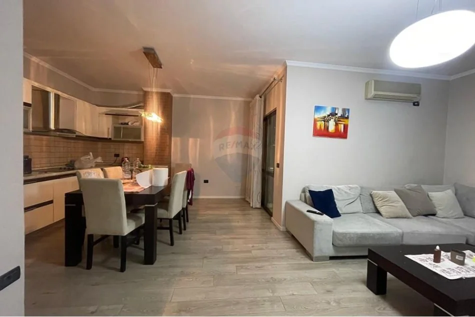 Tirane, jepet me qera 2+1 Kati 3, 105 m² 650 € (Apartament 2+1+2 me qira te Komuna e Parisit!)