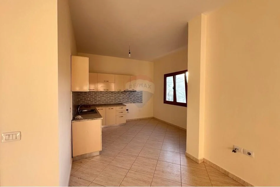 Tirane, jepet me qera apartament 3+1 Kati 1, 140 m² 350 € (Ali Dem)