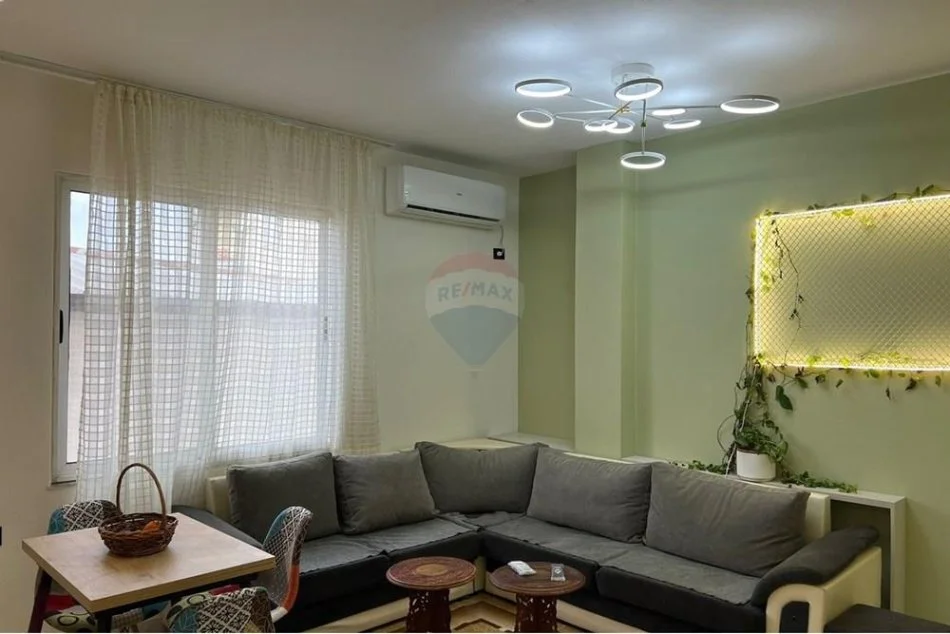 Tirane, jepet me qera apartament 1+1 Kati 3, 60 m² 550 € (KODRA E DIELLIT - Komuna e Parisit - Eleonora, Shqipëri)