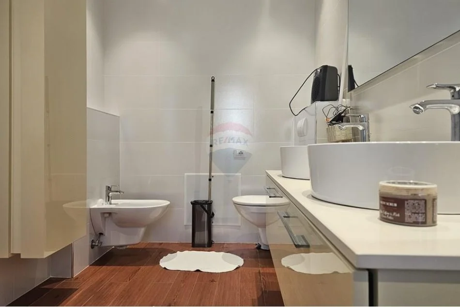 Tirane, jepet me qera apartament 2+1+Ballkon Kati 1, 105 m² 1.200 € (Sauk)