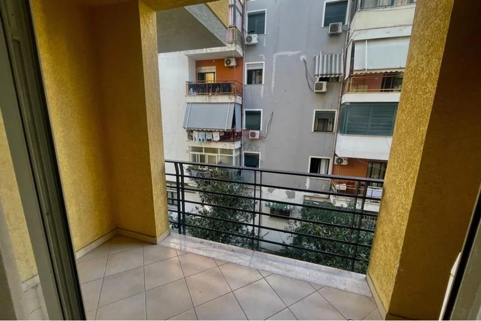 Tirane, jepet me qera apartament 2+1 Kati 2, 80 m² 550 € (rruga Bill Klinton)