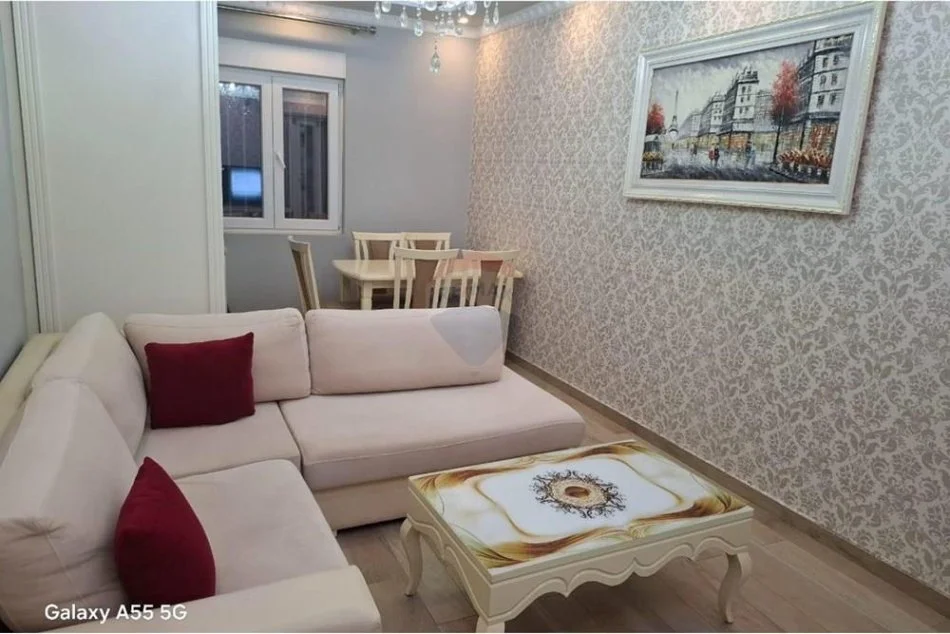 Tirane, jepet me qera 2+1 Kati 4, 75 m² 600 € (Shkolla e Bashkuar)