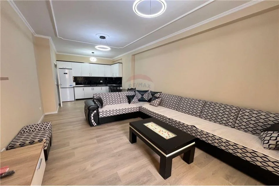 Tirane, jepet me qera apartament 1+1 Kati 5, 78 m² 600 € (21 Dhjetori)