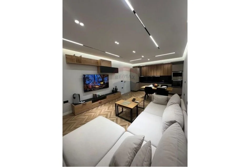 Tirane, jepet me qera apartament 1+1 Kati 7, 75 m² 1.000 € (Komuna e Parisit)