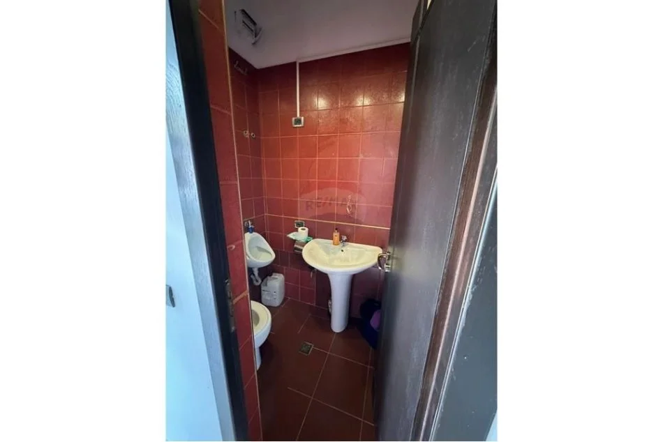 Tirane, jepet me qera zyre Kati 0, 50 m² 1.000 € (Bulevardi Gjergj Fishta)