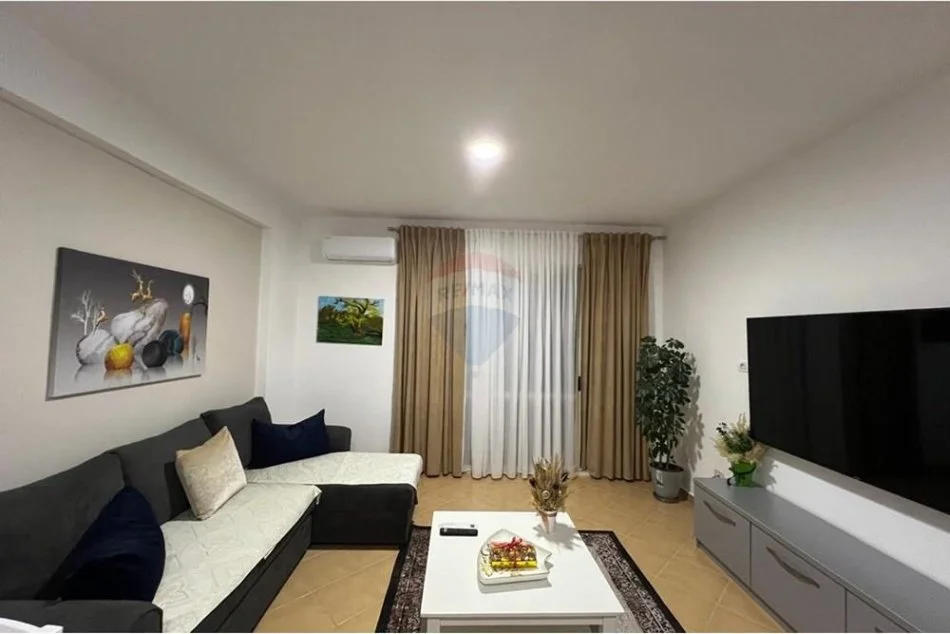 Tirane, jepet me qera apartament 2+1 Kati 5, 100 m² 800 € (KOMUNA E PARISIT, PRANE LULISHTES)