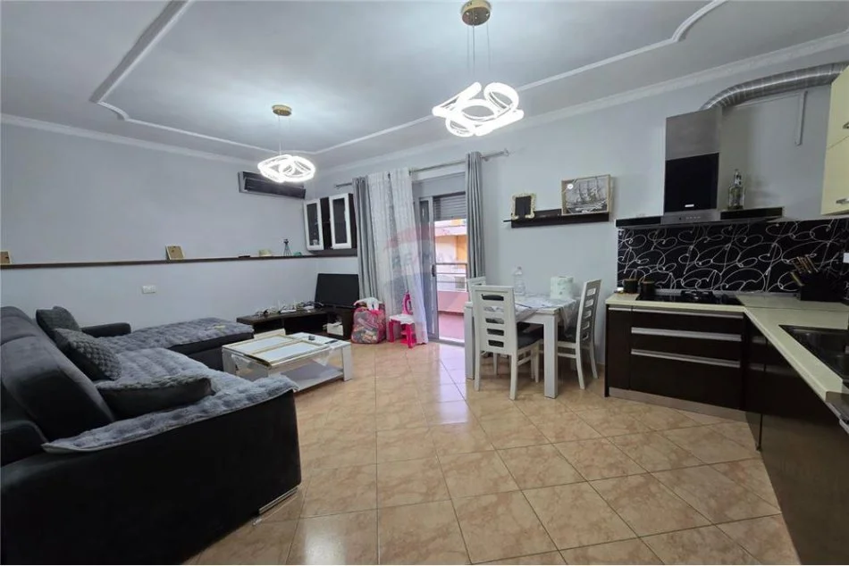 Vlore, shitet apartament 1+1+Ballkon Kati 7, 91 m² (Lungomare)