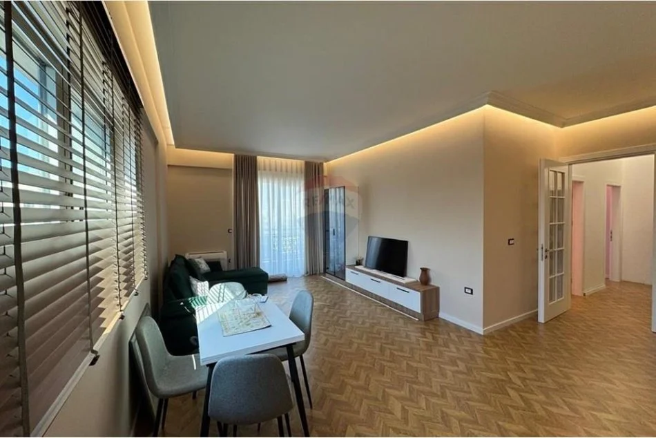 Tirane, jepet me qera apartament 2+1+Ballkon Kati 6, 120 m² 700 € (Fusha e Aviacionit)