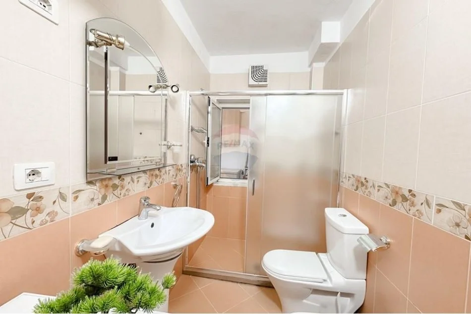 Tirane, jepet me qera apartament 2+1+Ballkon , 75 m² 600 € (Rruga e Kosovareve)