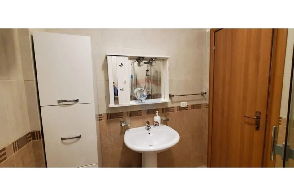 Tirane, jepet me qera 1+1+Ballkon Kati 8, 72 m² 650 € (Rruga Qemal Stafa, Pazari i Ri)