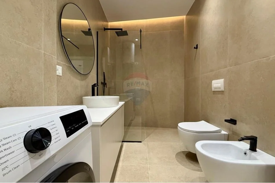 Tirane, jepet me qera 1+1+Ballkon Kati 5, 75 m² 1.000 € (Rruga e Kosovareve)