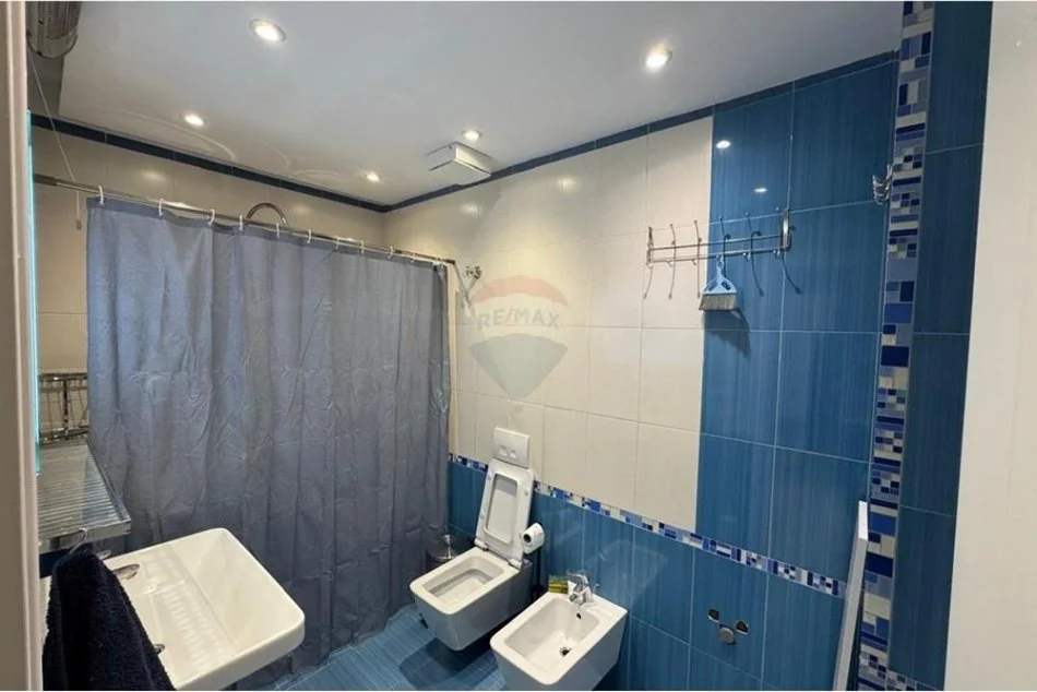 Tirane, jepet me qera apartament 2+1 Kati 4, 70 m² 650 € (Komuna e Parisit)