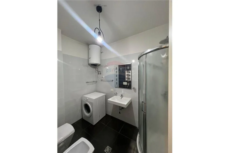Tirane, jepet me qera apartament 1+1+Ballkon Kati 5, 70 m² 650 € (Kompleksi Delijorgji)