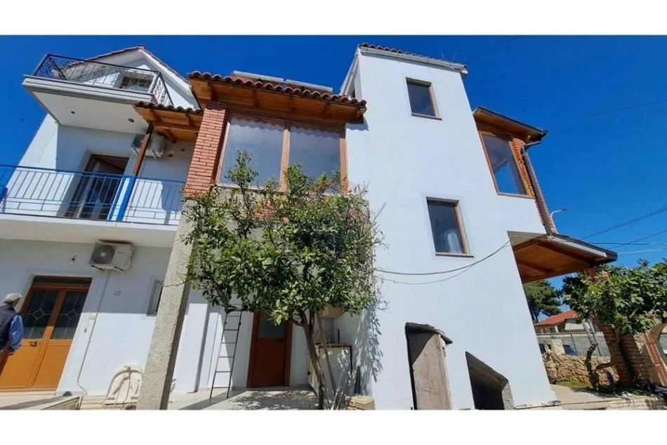 Vlore, jepet me qera Vile ne plazh 3 Katshe , 147 m² 1.200 € (Plazhi Vjeter)